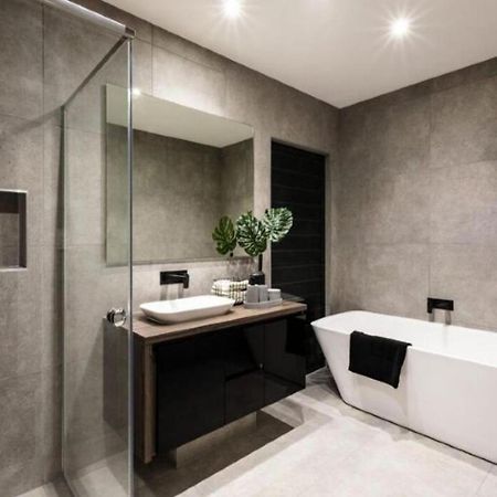 Hotel Luxe Manor Near Delhi Airport Ню Делхи Екстериор снимка