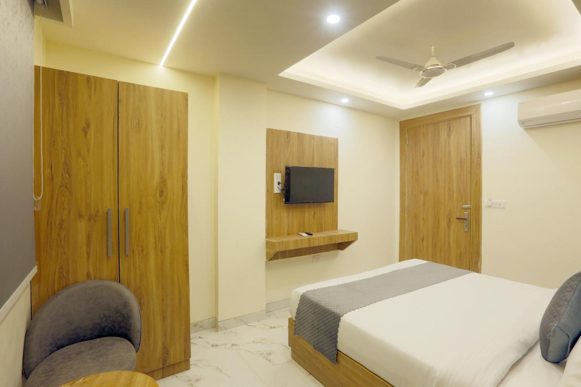 Hotel Luxe Manor Near Delhi Airport Ню Делхи Екстериор снимка
