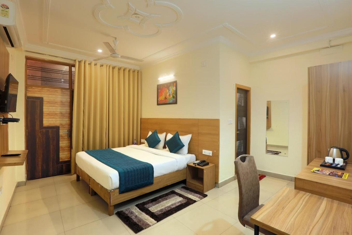 Hotel Luxe Manor Near Delhi Airport Ню Делхи Екстериор снимка