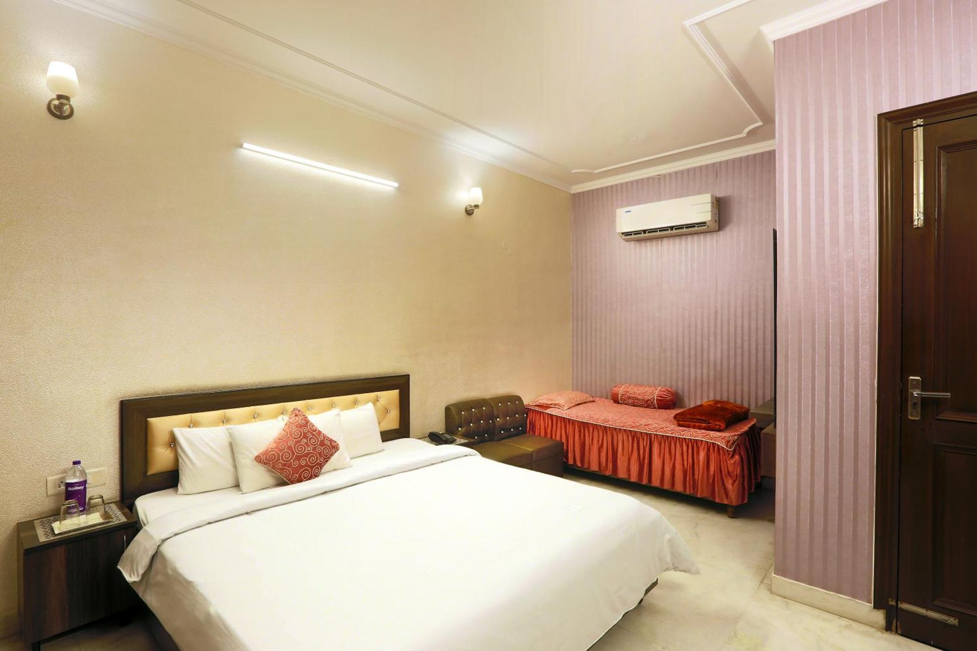 Hotel Luxe Manor Near Delhi Airport Ню Делхи Екстериор снимка