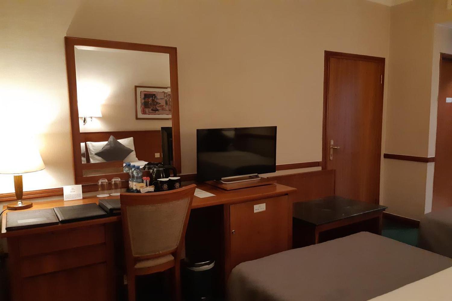 Hotel Luxe Manor Near Delhi Airport Ню Делхи Екстериор снимка